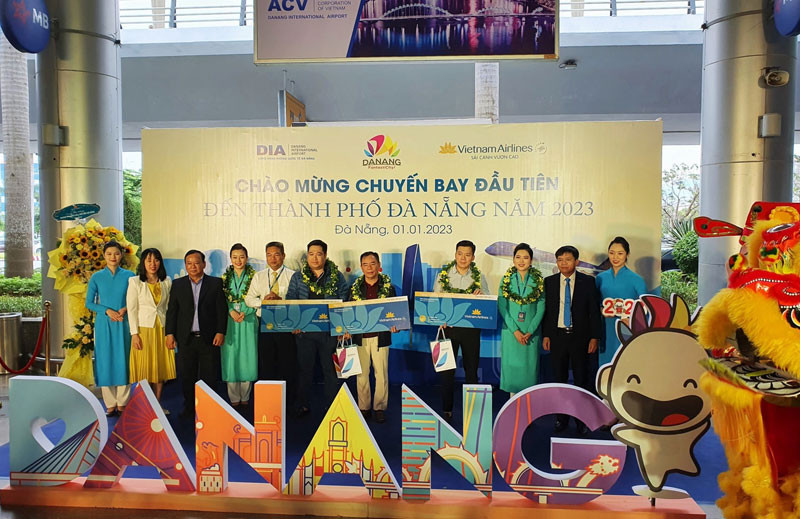 Một số vị khách may mắn ngẫu nhiên được nhận quà tặng là vé máy bay Vietnam Airlines miễn cước từ ban tổ chức.