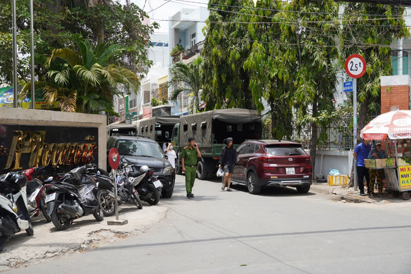 Các lực lượng chức năng kiểm tra tại Công ty tài chính TNHH MTV Home Credit.