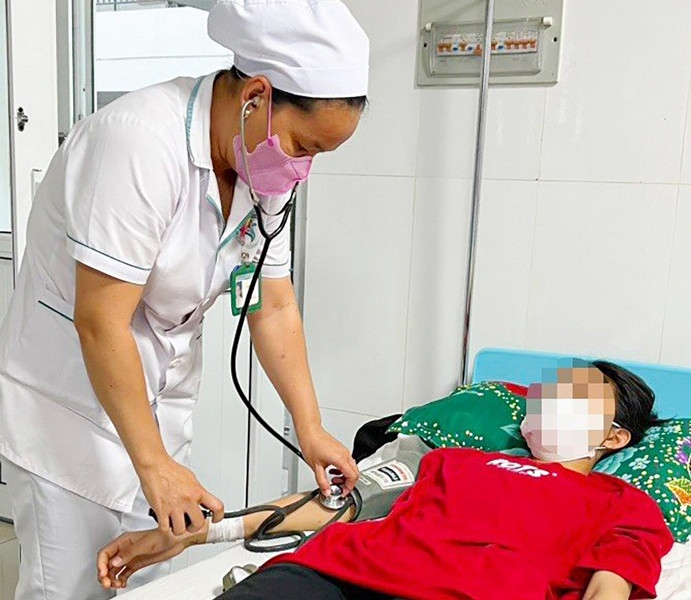 Chị D đã tỉnh táo và hồi phục sức khỏe sau ca phẩu thuật thành công.