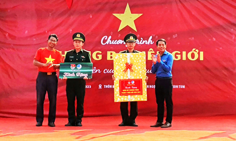 Tặng quà cho Đồn Biên phòng Đăk Xú và Bờ Y tại chương trình.