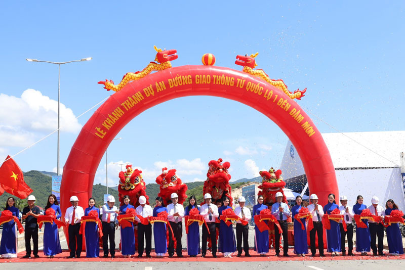 Cắt băng khánh thành tuyến giao thông nối Quốc lộ 1A với Đầm Môn.