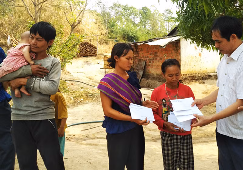 Lãnh đạo huyện Đăk Hà động viên, thăm hỏi gia đình các nạn nhân.