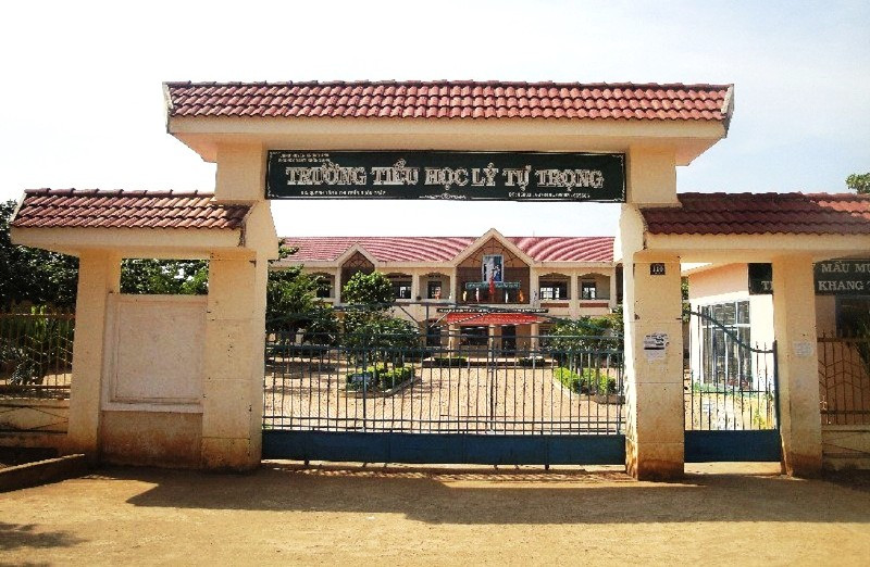 Trường Tiểu học Lý Tự Trọng, thị trấn Buôn Trấp, nơi xảy ra sự việc.