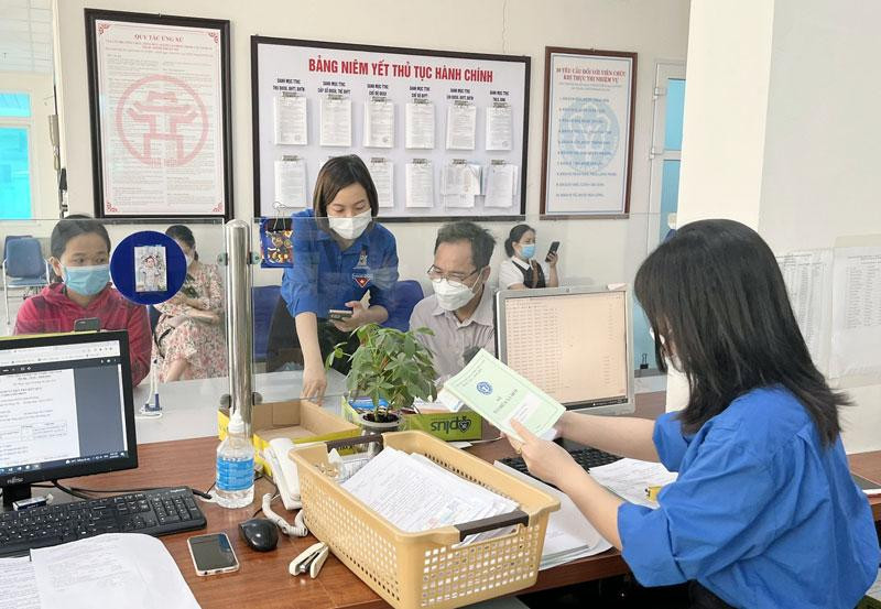 Tuổi trẻ Bảo hiểm xã hội quận Hà Đông (Hà Nội) hỗ trợ người dân làm thủ tục hành chính.