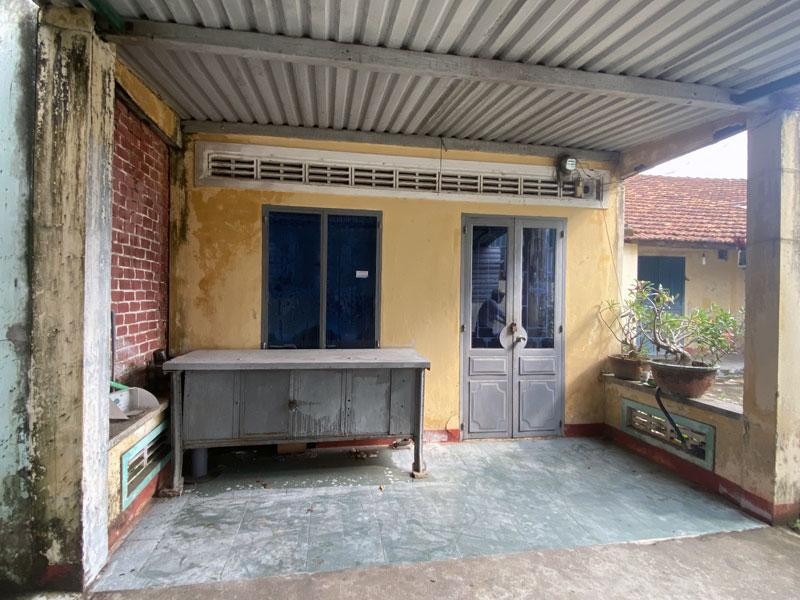 Nhà của bị can Trần Tấn Hùng đóng cửa. Dù đã có lệnh cấm đi khỏi nơi cư trú nhưng bị can Hùng vẫn rời địa bàn.