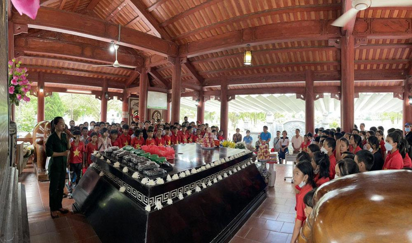 Du khách tham quan, tìm hiểu nhiều hình ảnh tư liệu về Bác Hồ, về quan hệ Việt-Lào được trưng bày tại khuôn viên Khu di tích Kim Liên. (Ảnh: THU THỦY)