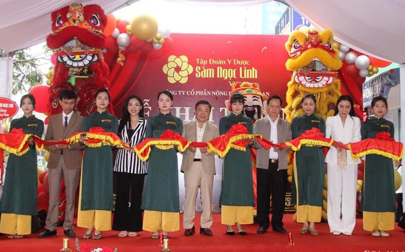 Cắt băng khánh thành cửa hàng bán sâm Ngọc Linh và dược liệu quý tại Nghệ An.