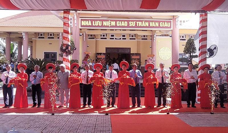 Các đại biểu cắt băng khánh thành Nhà Lưu niệm Giáo sư Trần Văn Giàu.