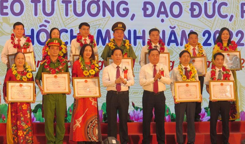 Tặng bằng khen cho các tập thể, cá nhân có thành tích xuất sắc trong học tập và làm theo tư tưởng, đạo đức, phong cách Hồ Chí Minh.