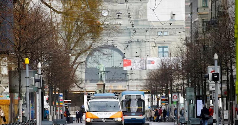 Một chiếc xe cảnh sát Thụy Sĩ được nhìn thấy trên một con phố ở Zurich. (Ảnh: Reuters)