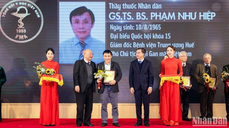 Giáo sư Phạm Như Hiệp, Giám đốc Bệnh viện Trung ương Huế trong lễ vinh danh trí thức tiêu biểu của Tổng hội Y Dược học Việt Nam.