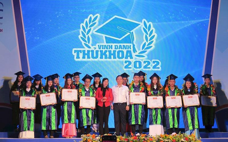 Các thủ khoa được vinh danh tại chương trình vinh danh thủ khoa năm 2022.