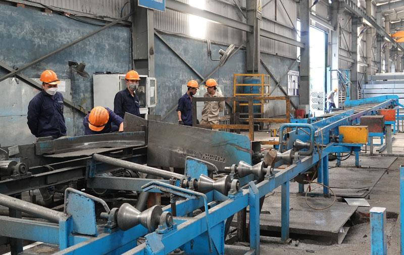 Hoạt động sản xuất kinh doanh tại Nhà máy ống thép Hòa Phát, Khu công nghiệp Hòa Khánh, quận Liên Chiểu. (Ảnh Ban quản lý cung cấp)