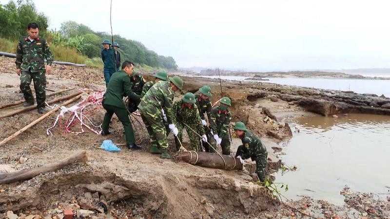Lực lượng chức năng tiến hành di dời quả bom đi tiêu hủy.
