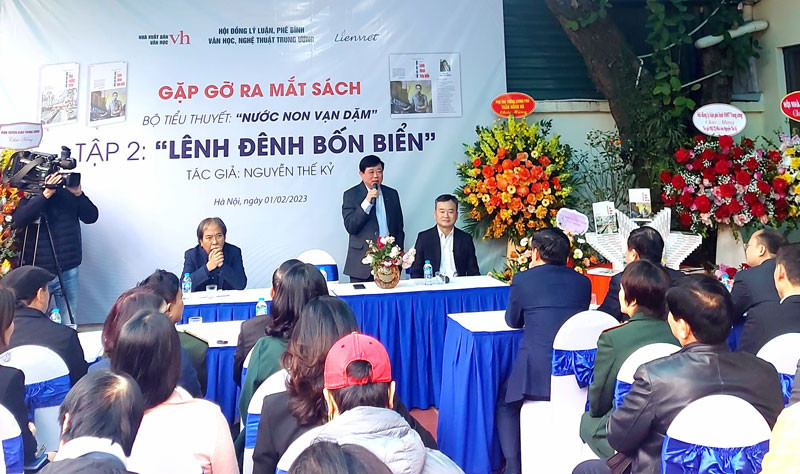 Lễ ra mắt sách tại Hà Nội.