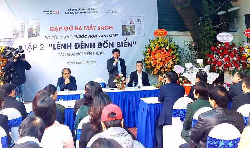 Lễ ra mắt sách tại Hà Nội.