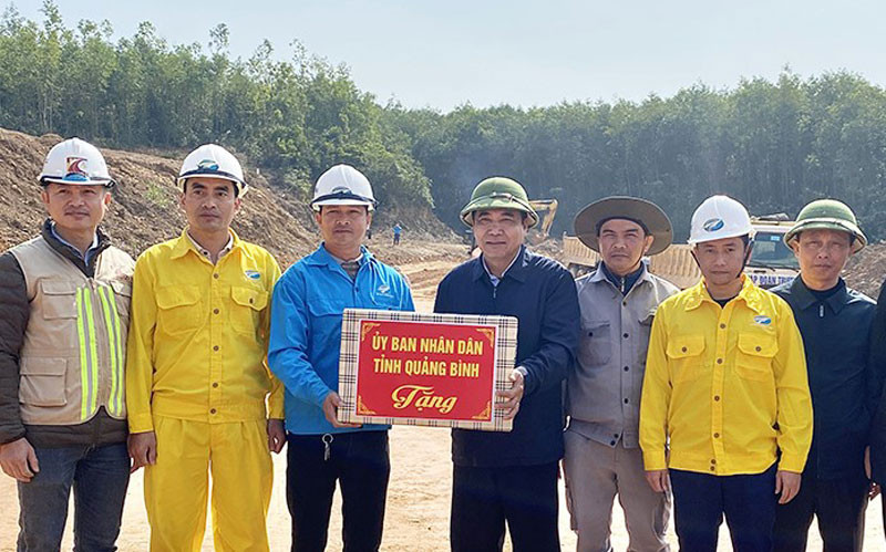 Đại diện lãnh đạo tỉnh Quảng Bình thăm, tặng quà động viên công nhân đơn vị thi công cao tốc bắc-nam đoạn Vạn Ninh-Cam Lộ.