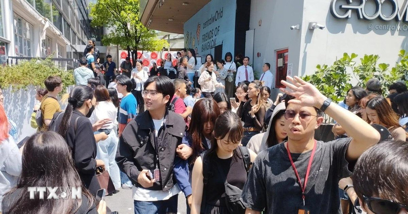 Người dân sơ tán ra bên ngoài các tòa nhà tại Bangkok, Thái Lan, sau trận động đất ở Myanmar ngày 28/3. (Ảnh: THX/TTXVN)