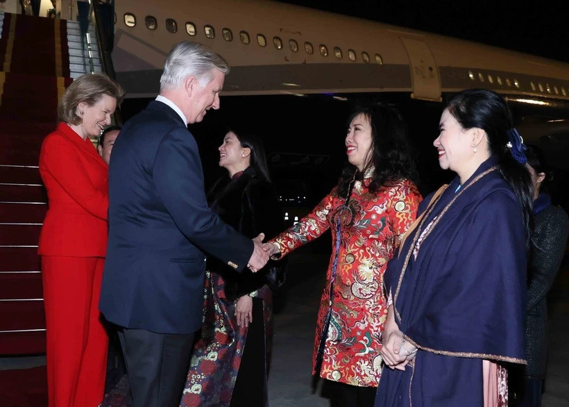 Đại biểu đón Nhà vua Bỉ Philippe và Hoàng hậu Mathilde tại sân bay quốc tế Nội Bài. (Ảnh: An Đăng/TTXVN)