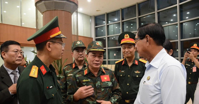 Trao đổi với Thủ hiến Yangon, ông U Soe Thein tại sân bay Yangon, Trưởng đoàn-Thiếu tướng Phạm Văn Tỵ, Phó Cục trưởng Cục cứu hộ, cứu nạn Bộ Quốc phòng, chia buồn sâu sắc với Myanmar trước những thiệt hại nặng nề do trận động đất ngày 28/3 gây ra, đồng thời hy vọng Myanmar sẽ sớm phục hồi sau thảm họa. (Ảnh: Vũ Hùng/Vietnam+)