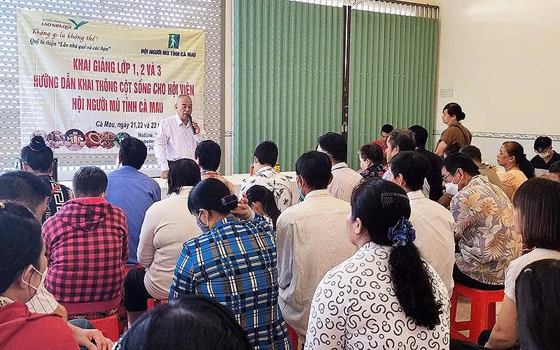 Thầy thuốc Nguyễn Trọng Hùng và các học viên khiếm thị tại chương trình tập huấn miễn phí về massage trị liệu do Hội Người mù tỉnh Cà Mau tổ chức.