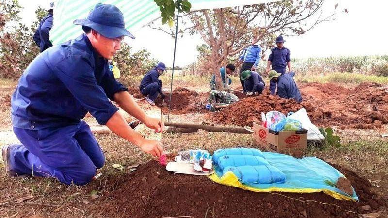 Thắp hương cho những hài cốt liệt sĩ đã quy tập.