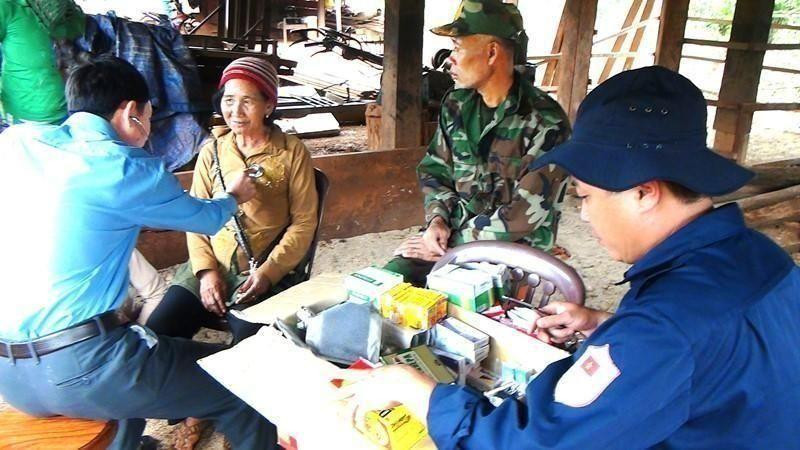 Bác sĩ Đội K51 khám bệnh cho người dân tỉnh Mondulkiri.