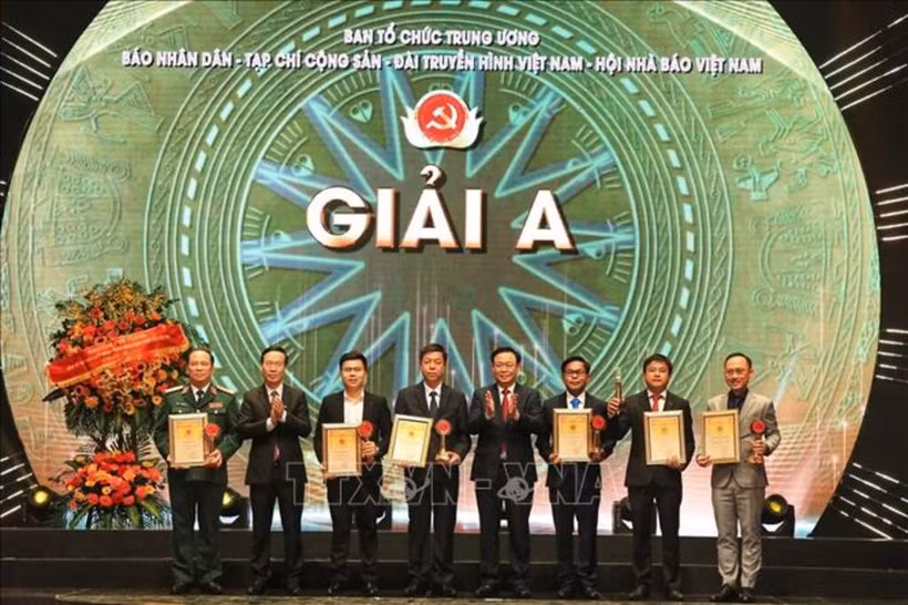 Chủ tịch Quốc hội Vương Đình Huệ; Thường trực Ban Bí thư Võ Văn Thưởng trao giải A cho các tác giả đoạt giải. (Ảnh tư liệu: Tuấn Anh/TTXVN)
