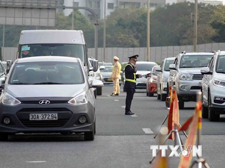 Lực lượng chức năng điều tiết, phân luồng từ xa nút giao Pháp Vân-Cầu Giẽ lối vào trung tâm thành phố.