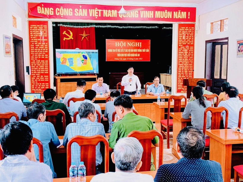 Lãnh đạo quận Hải An thông báo việc xử lý các hộ nuôi ngao trái phép tới người dân Tràng Cát.