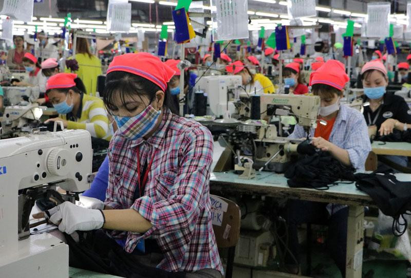 Người lao động làm việc tại một doanh nghiệp ở Đồng Nai.