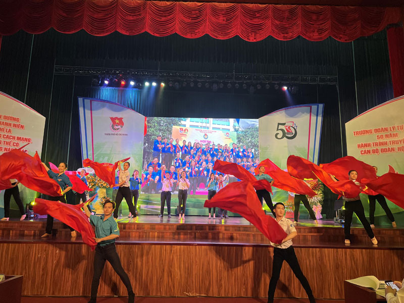 Tiết mục văn nghệ chào mừng sự kiện Kỷ niệm 50 năm thành lập Trường Đoàn Lý Tự Trọng.