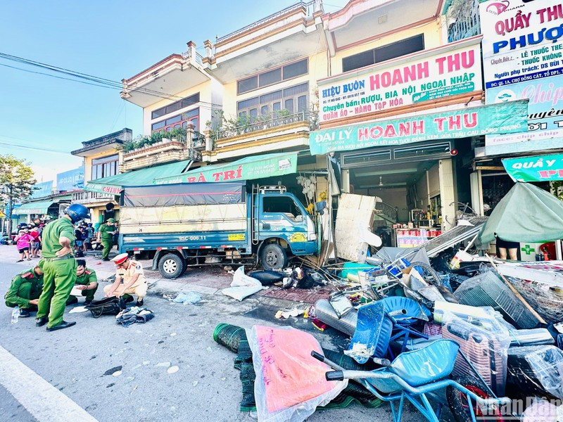 Ô-tô tải băng qua đường tông thẳng vào hiệu buôn.