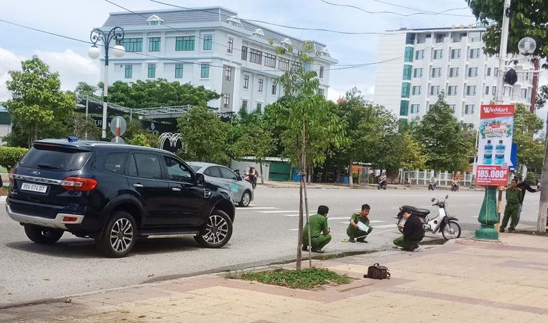 Các cơ quan chức năng dựng lại hiện trường vụ tai nạn.