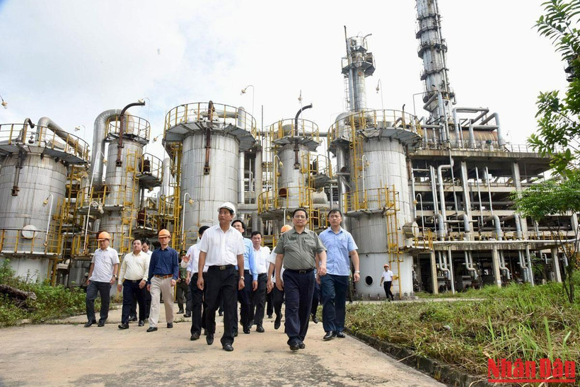 Hình ảnh Thủ tướng khảo sát dự án cải tạo, mở rộng Nhà máy phân đạm Hà Bắc 
