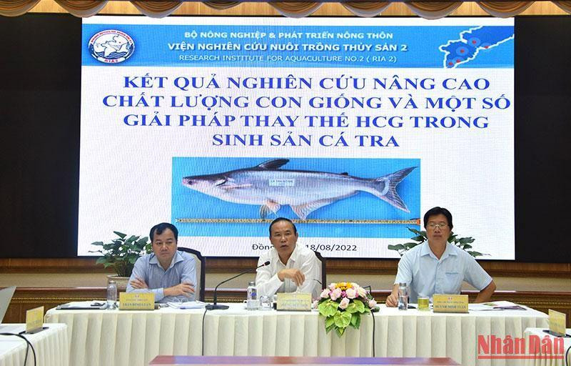 Thứ trưởng Nông nghiệp và Phát triển nông thôn Phùng Đức Tiến phát biểu tại Hội nghị.