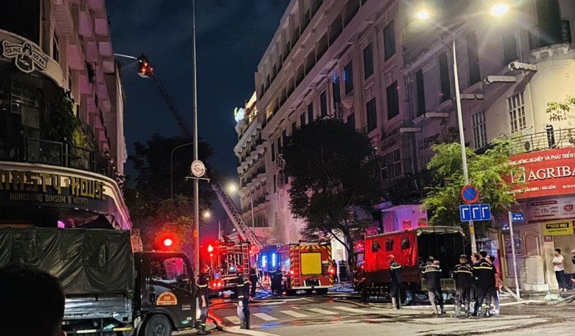 Lực lượng phòng cháy chữa cháy đưa thang lên cao phun nước dập lửa. (Ảnh CTV)