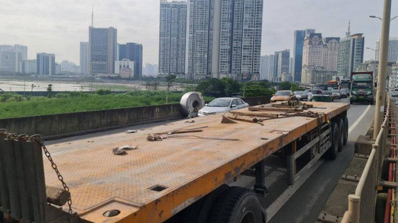 Hiện trường vụ thép cuộn rơi xuống đường vành đai 3.
