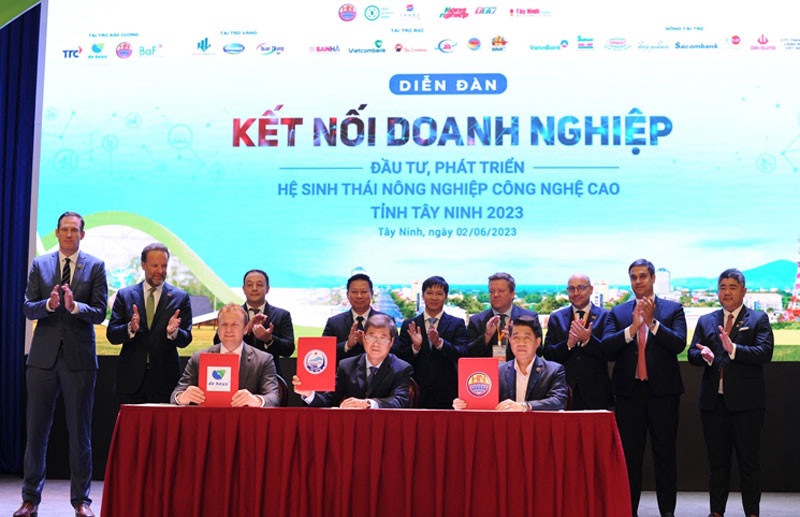 Lễ ký kết giữa Ủy ban nhân dân tỉnh Tây Ninh và các doanh nghiệp, tổ chức.