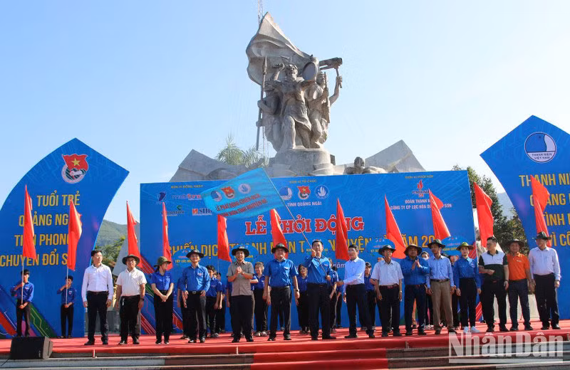Lãnh đạo Tỉnh đoàn Quảng Ngãi phát động Chiến dịch Thanh niên tình nguyện hè năm 2023. 