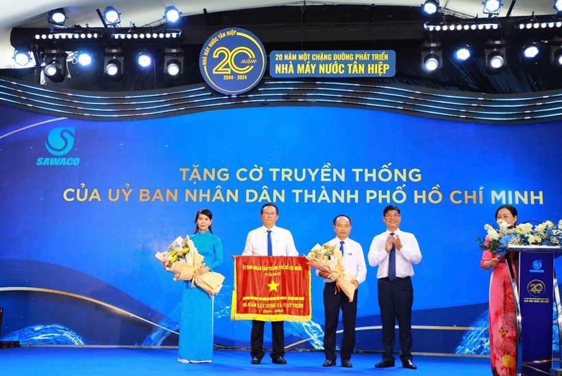 Ban Giám đốc Nhà máy nước Tân Hiệp nhận Cờ truyền thống của UBND Thành phố Hồ Chí Minh.