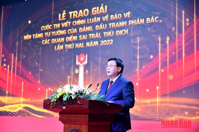 Đồng chí Nguyễn Xuân Thắng, Ủy viên Bộ Chính trị, Giám đốc Học viện Chính trị Quốc gia Hồ Chí Minh, Chủ tịch Hội đồng Lý luận Trung ương phát biểu tại Lễ trao giải.