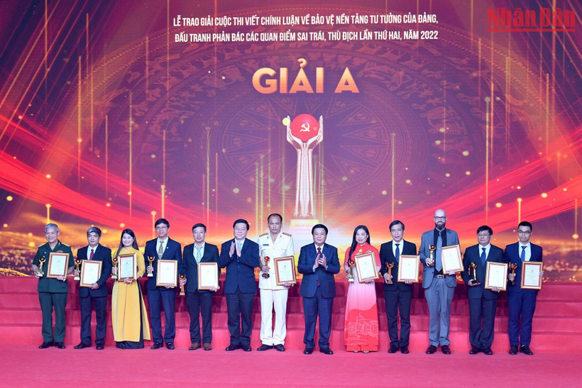 Đồng chí Nguyễn Xuân Thắng và đồng chí Nguyễn Trọng Nghĩa trao giải A cho các tác giả, nhóm tác giả.
