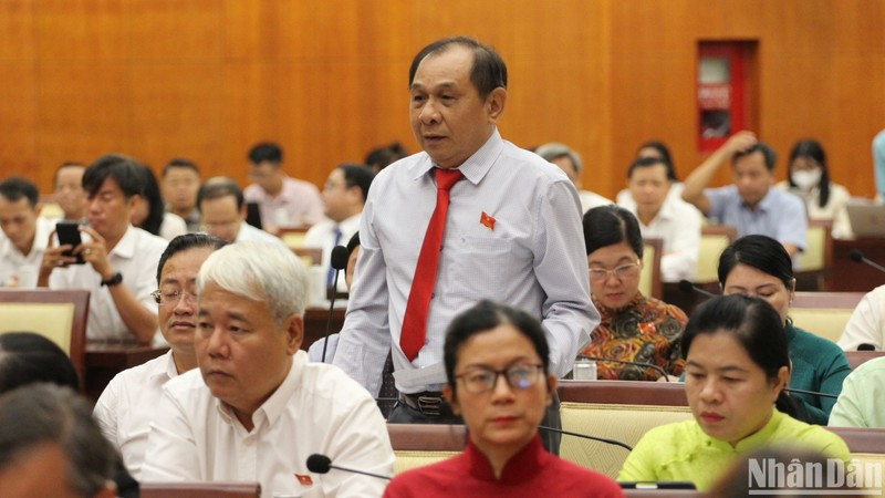 Các đại biểu thảo luận tại hội trường. (Ảnh: Tùng Quang)