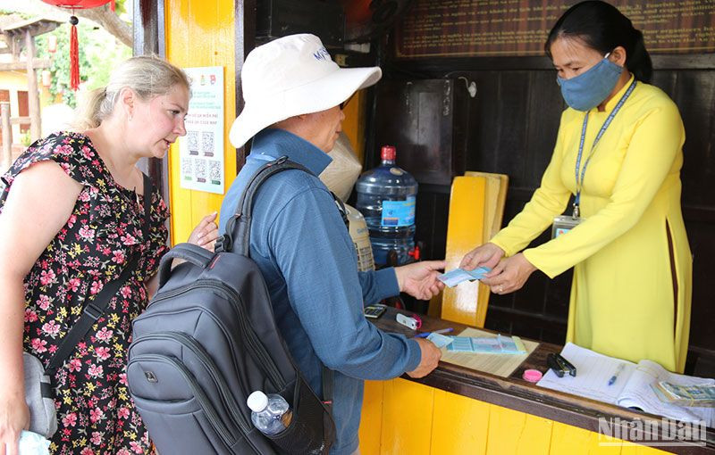 Du khách mua vé vào tham quan Khu phố cổ Hội An.