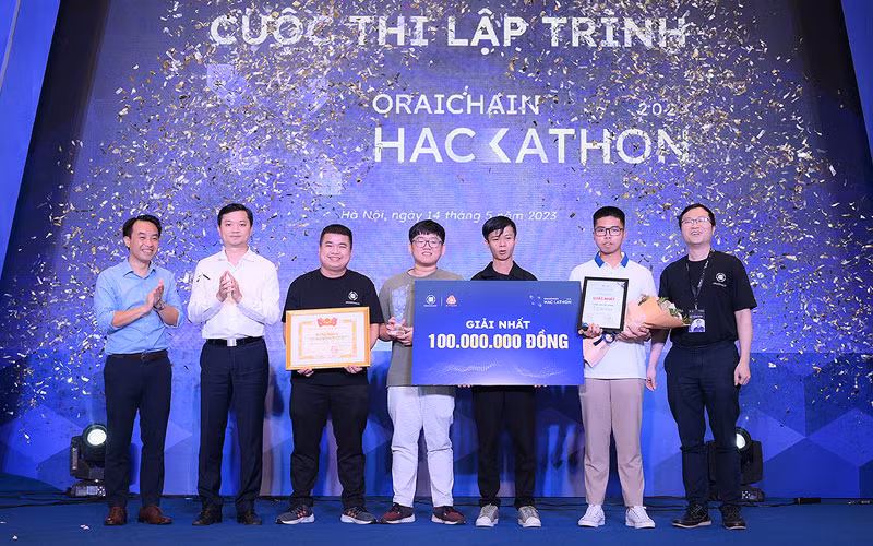 Trao Giải nhất Cuộc thi Oraichain Hackathon 2023 cho các thành viên đội UIT-OraSci.