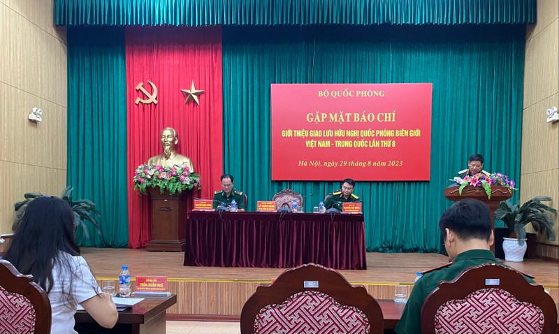 Thiếu tướng Lê Xuân Sang, Phó cục trưởng Cục Tuyên huấn phát biểu tại buổi gặp mặt.