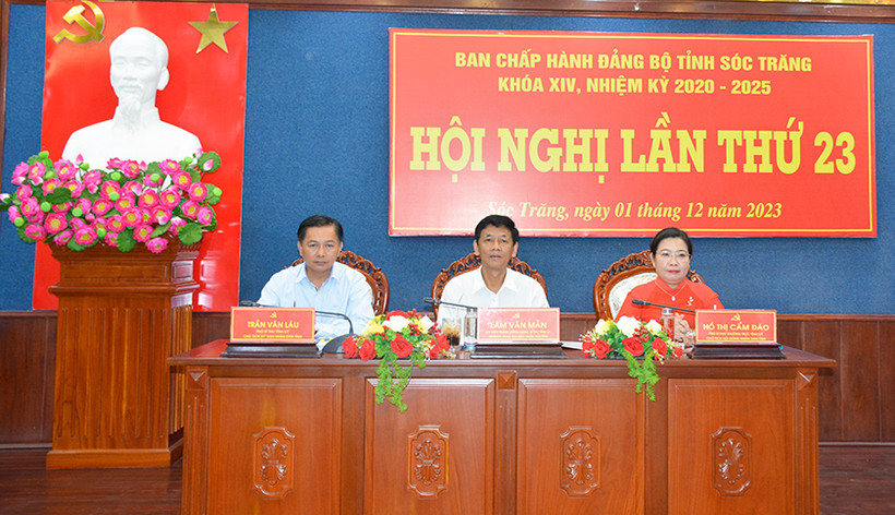 Các đồng chí Thường trực Tỉnh ủy Sóc Trăng điều hành hội nghị.