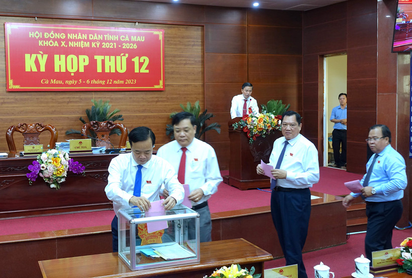 Các đại biểu Hội đồng nhân dân tỉnh Cà Mau bỏ phiếu tín nhiệm đối với những người giữ chức vụ do Hội đồng nhân dân tỉnh bầu.