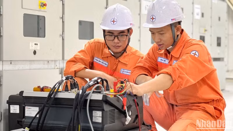 Kỹ sư EPS thực hiện các giải pháp bảo dưỡng thiết bị nhằm bảo đảm độ khả dụng các tổ máy trong cao điểm mùa khô.